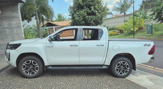 TOYOTA HILUX 2.8 D-4D TURBO DIESEL CD SRX 4X4 AUTOMÁTICO TOYOTA HILUX 2.8 D-4D TURBO DIESEL CD SRX 4X4 AUTOMÁTICO